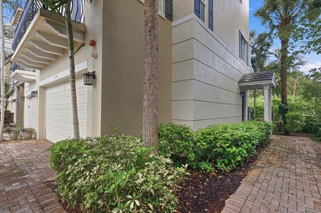 Photo - 520 NW 39th Cir