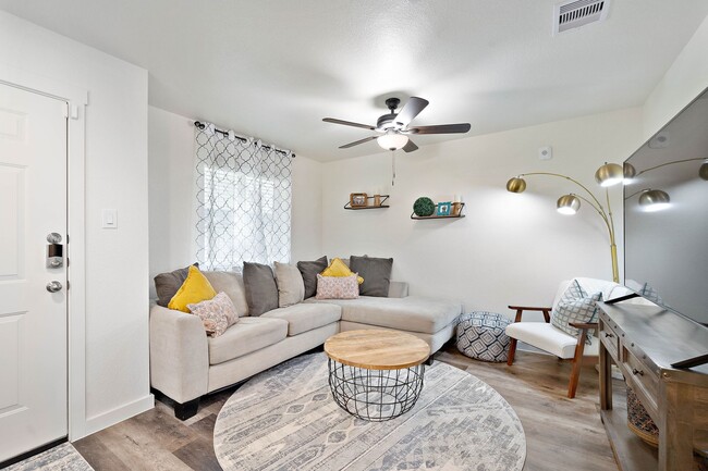 Building Photo - 12603 Telge Rd Unit 17B Rental