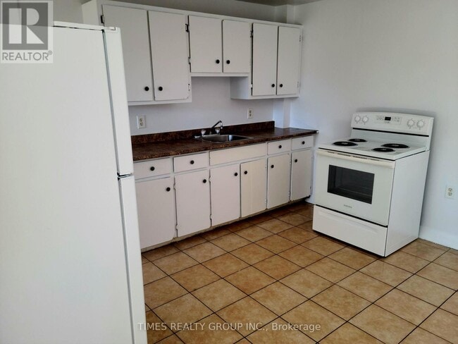 Photo - 11 Manitou Crescent W