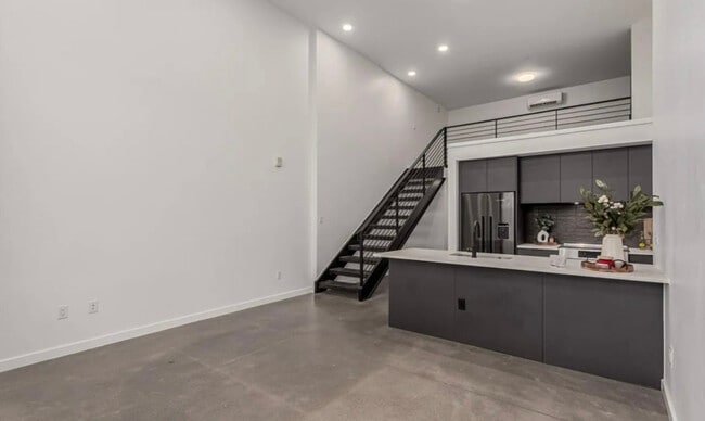 Building Photo - 1601 Park Ave Unit 110