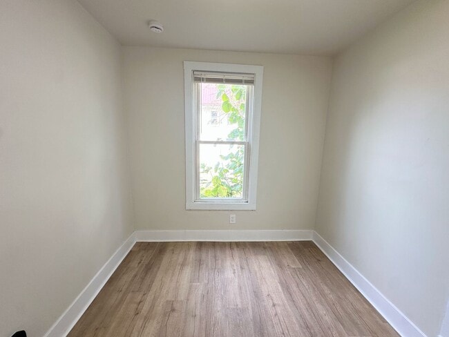 124 S Lake St Unidad Lower Front