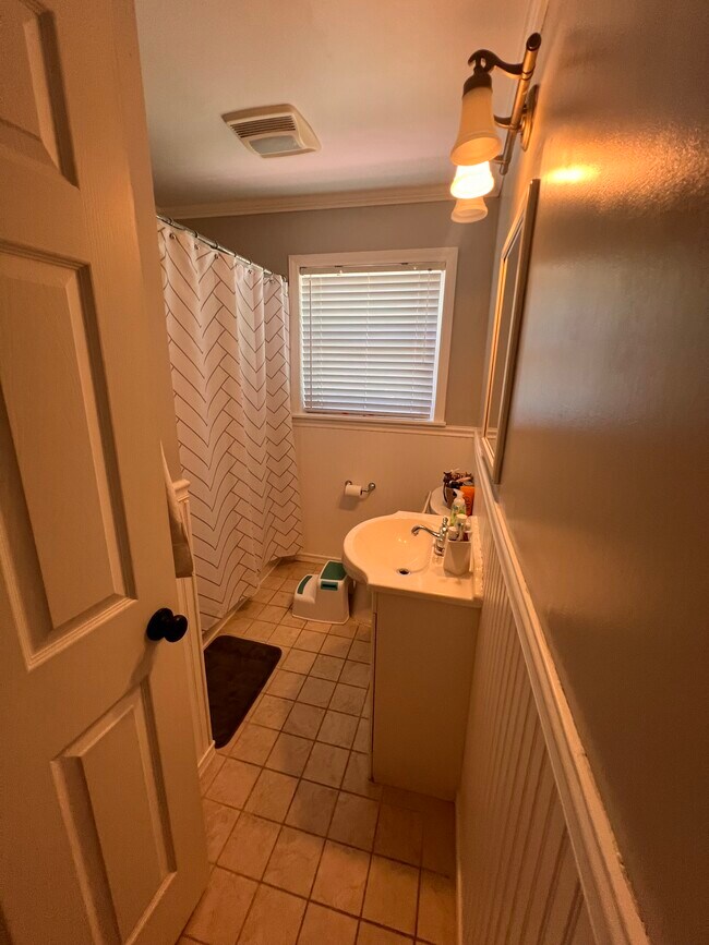 Photo - 216 Beverly Dr NE