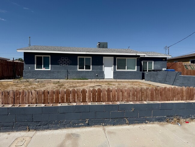 Building Photo - 1434 Mesa Dr