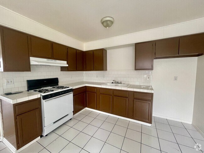 Building Photo - Specious 2 Bedrooms 1 Bathroom with Parking! Unit B Rental