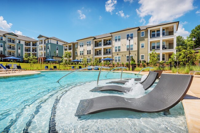 Pool Side - TRAILSIDE VERDAE Apartments