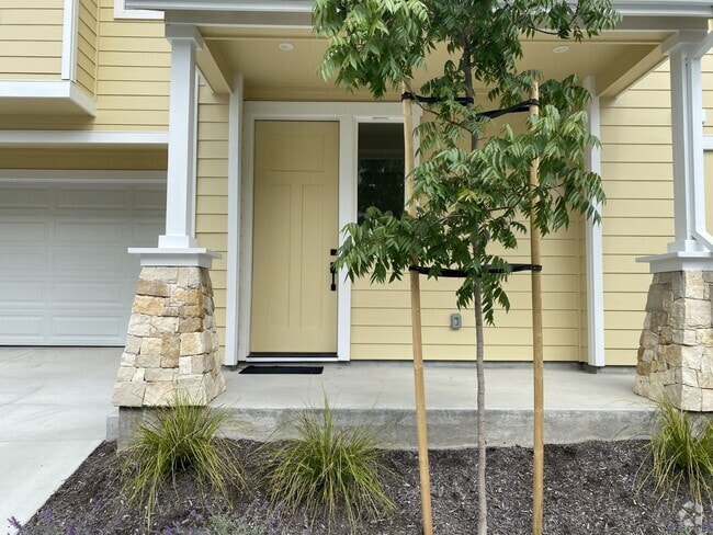Building Photo - Newer 3 Bedroom, 2.5 Bath, 1808 Square Foo... Rental
