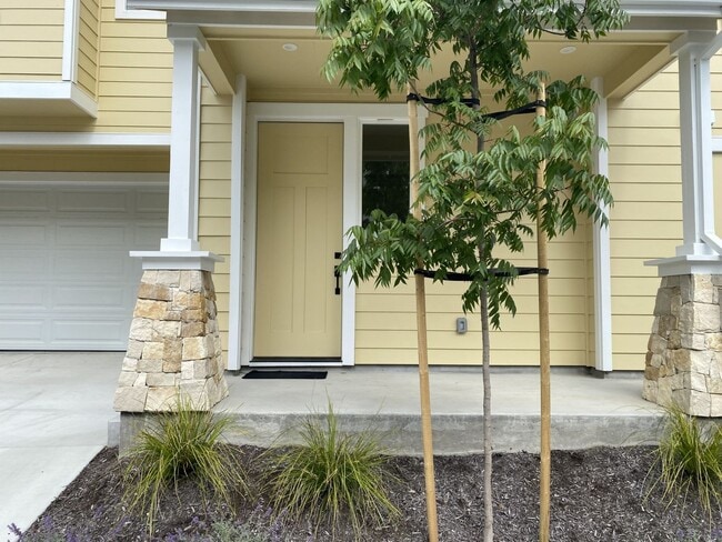 Newer 3 Bedroom, 2.5 Bath, 1808 Square Foo... - Newer 3 Bedroom, 2.5 Bath, 1808 Square Foo... Townhome
