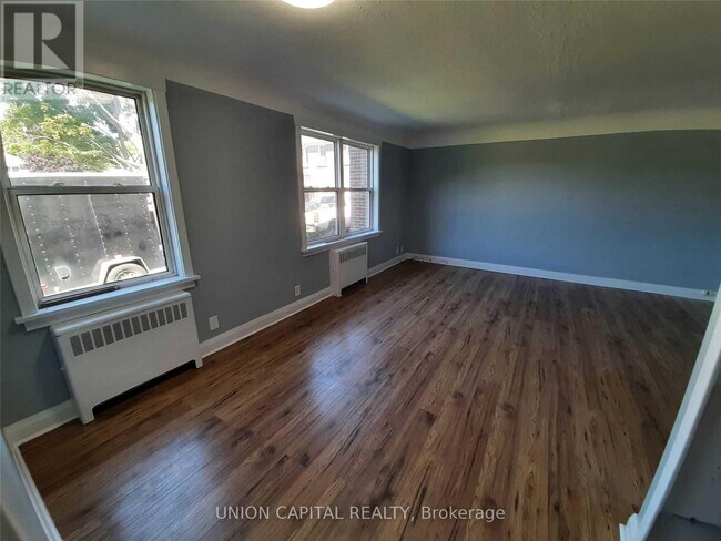 Photo - 32 Lasalle Ct