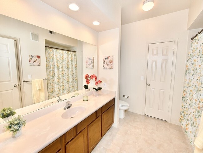Photo - Luxury One Bedroom Condo Near Towne Center Unidad 10202