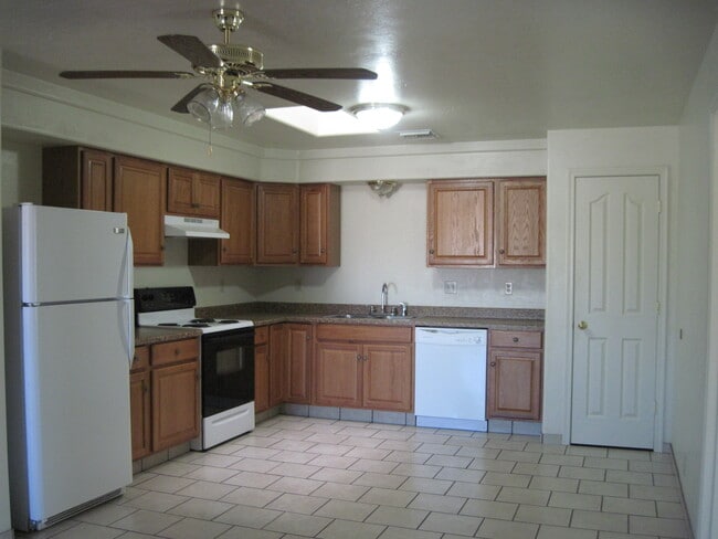 Building Photo - 150 N Phoenix Ave Unit D Rental