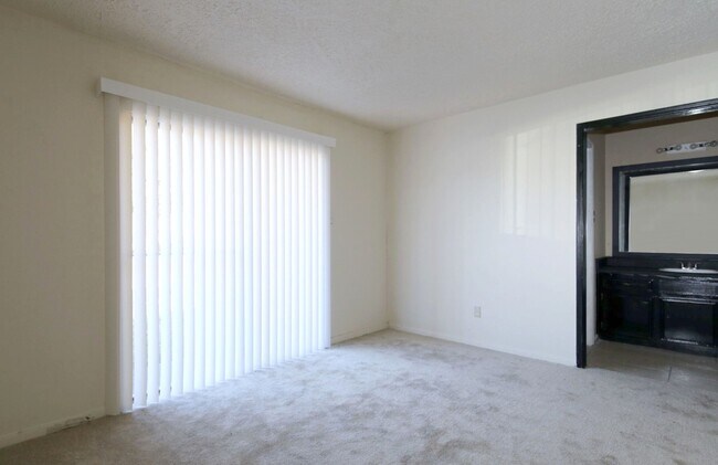 Building Photo - 13611 Ravensway Dr Unit B