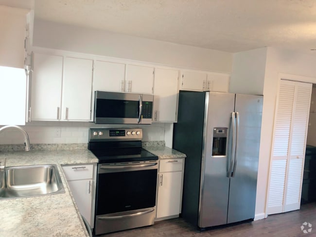 Building Photo - 714 Wellesley Ct Unit D Rental
