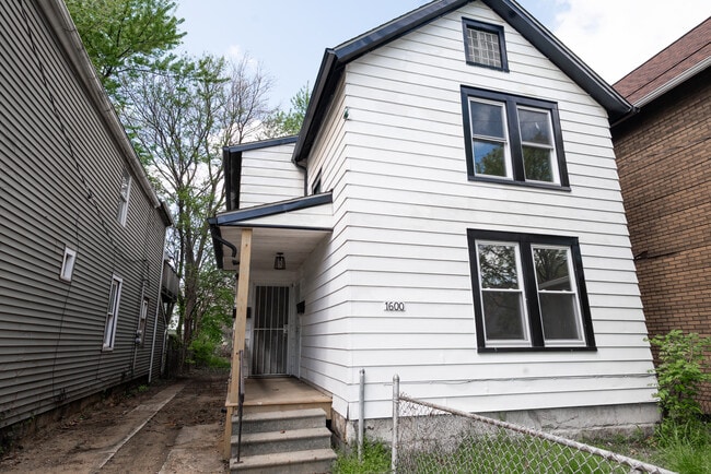 Building Photo - 1600 E 49th St
