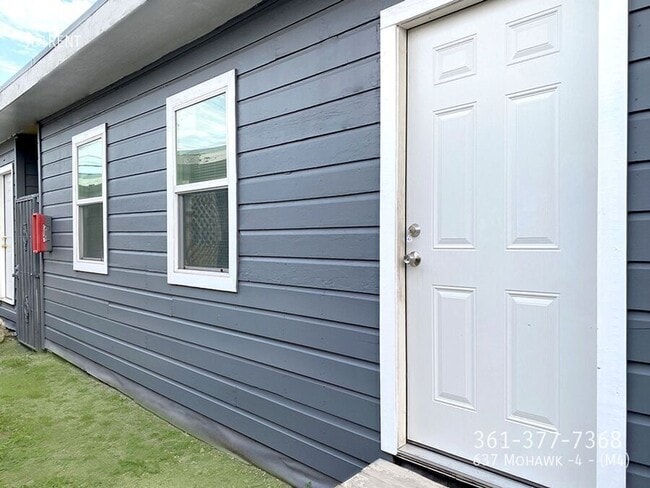 Building Photo - 637 Mohawk St Unit (M4)