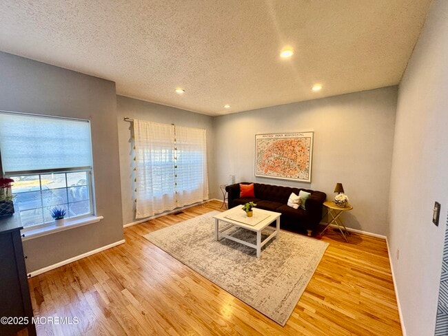 Photo - 113 Richmond Ct N