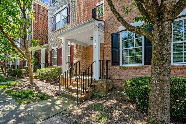 Building Photo - BEAUTIFUL TOWNHOUSE WITH COMMUNITY POOL