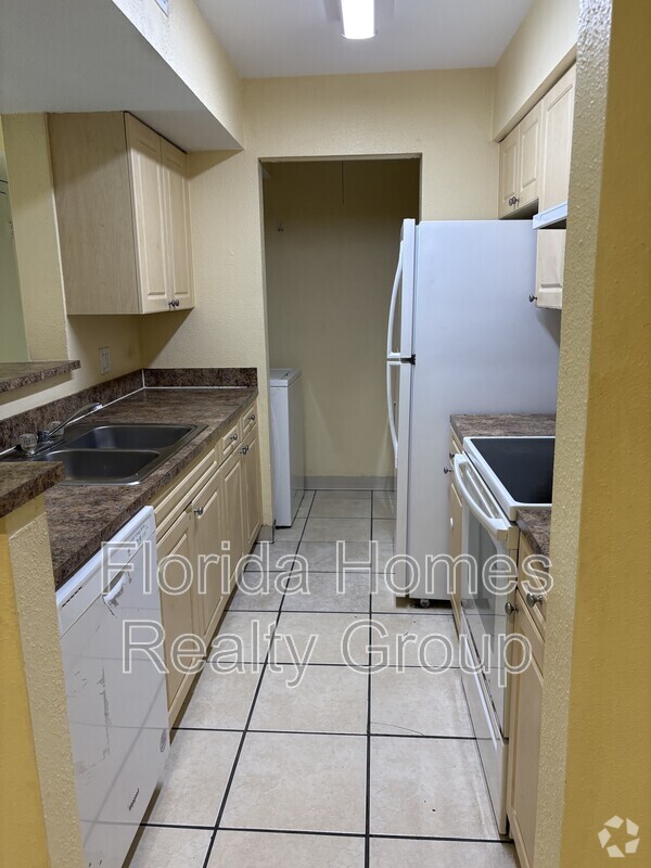 Building Photo - 2905 Winkler Ave Rental