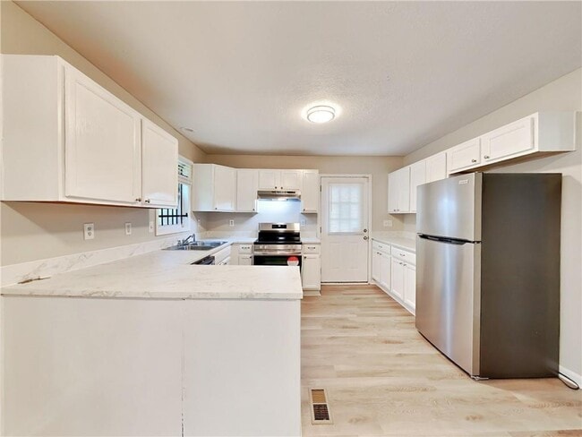 Photo - 729 Cooper St SW