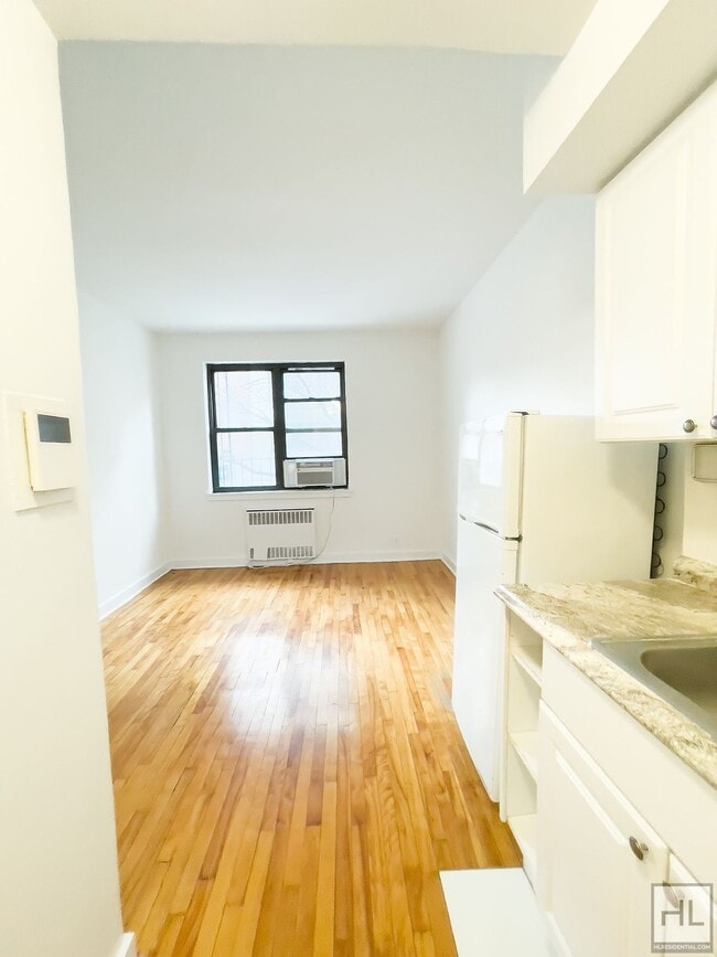 Building Photo - East 61 Street Rental