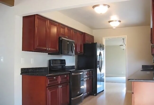 Photo - 868 Charles Ave S