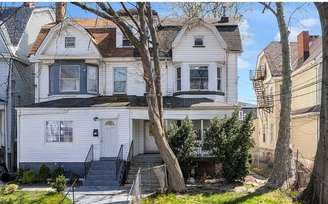 Building Photo - 555 Jefferson Ave Unit 1