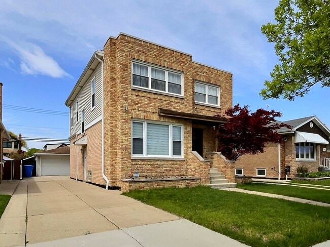 Building Photo - 4908 N Nagle Ave