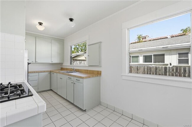 Building Photo - 815 S Juanita Ave