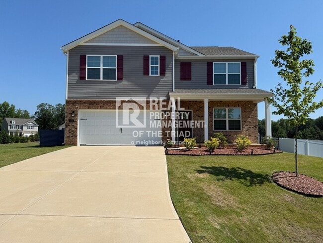 4 Bedroom/3 Bath 2 Story House in Greensboro - 4 Bedroom/3 Bath 2 Story House in Greensboro