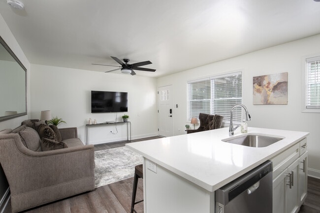 Photo - 512 Wonder Ln