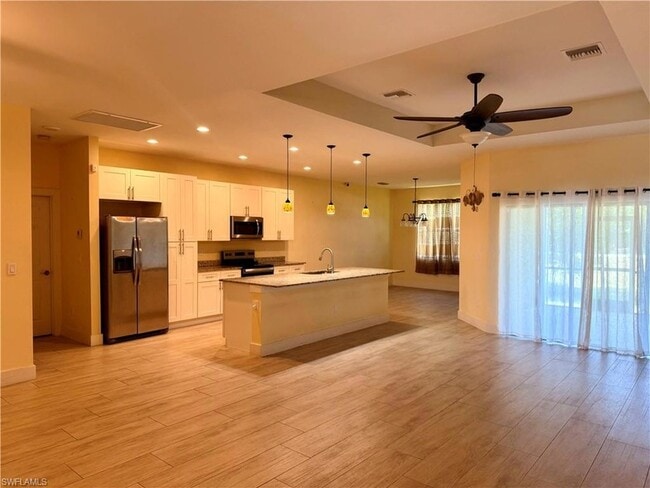 Photo - 5560 Belrose St