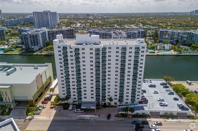 Building Photo - 3000 S Ocean Dr Unit 1414 Rental