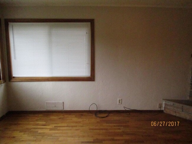 Photo - 3 Bedroom 2 Bathroom with 2 car Carport in...