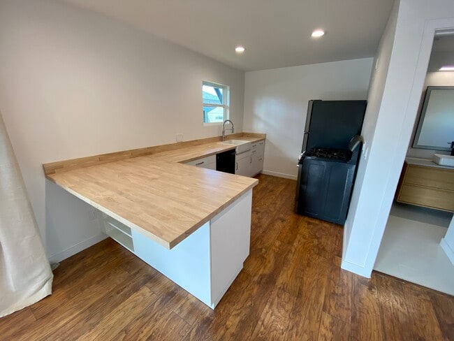 Photo - 716 Leonard Ave Unidad B