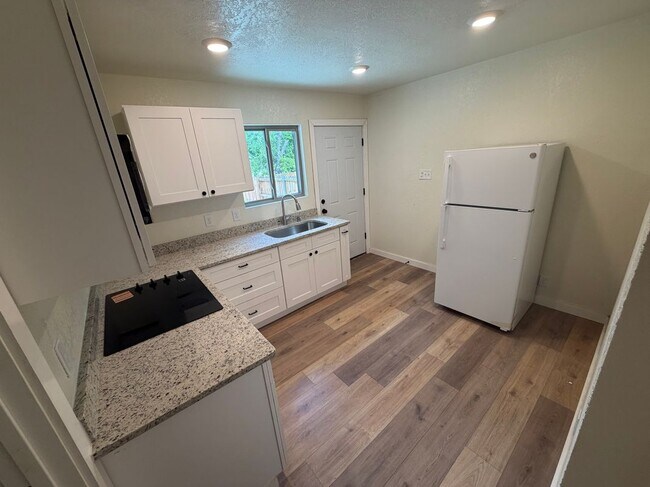 Photo - 2047 W Laurel St Unidad 2
