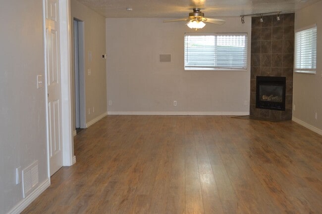 Building Photo - 2BR Apartment Close to Daybreak Marina and... Unit 2DOWN