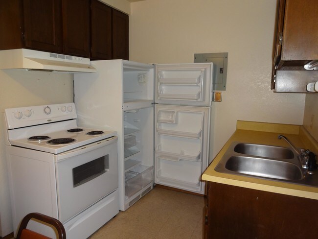 Kitchen - Villa West Apartments