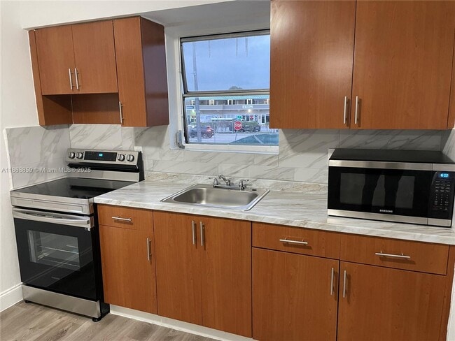 Building Photo - 633 NW 23rd Ct Unit 2 Rental