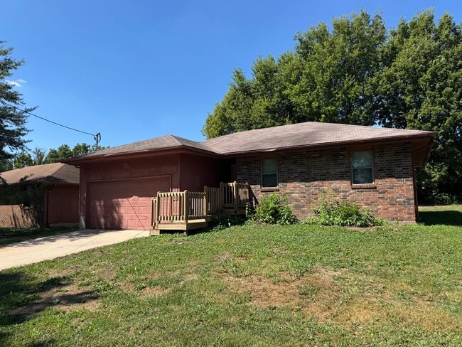 Building Photo - 3 bedroom 2 bathroom updated home in Sprin...
