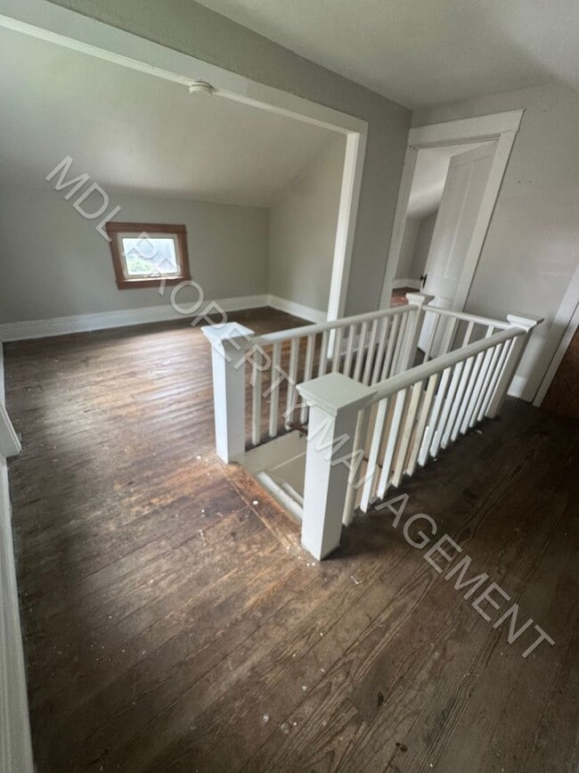 Building Photo - 2 bedroom 1 bathroom w/ additional living ... Rental