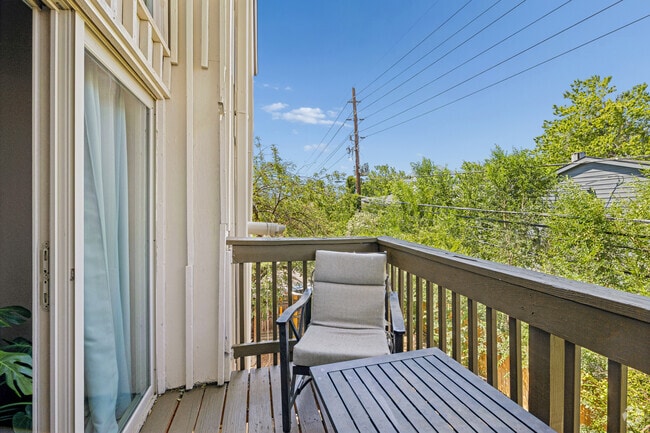 1BR, 1BA - 950SF - Balcony - Dakotas Apartments