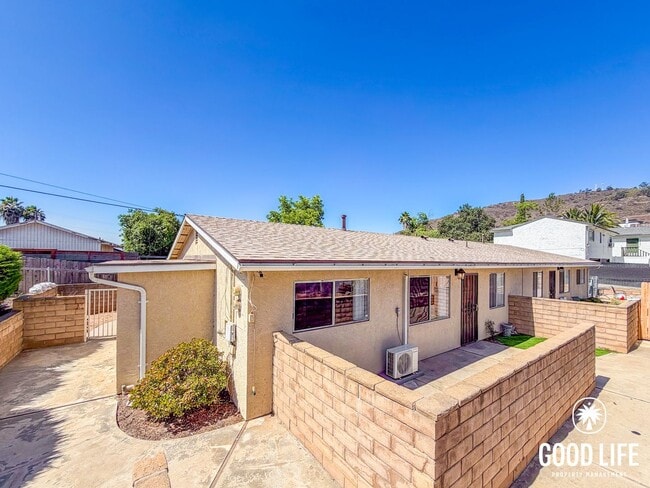 Photo - 3BD/1BA Home in Lakeside with In-Unit Laundry & Built-In Closets Unit 8424