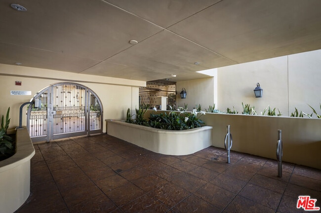 Photo - 851 N San Vicente Blvd Unidad 102