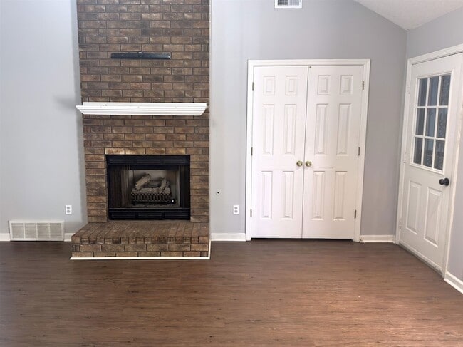 2806 Maryland Cir E