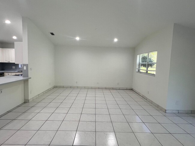 Photo - 1096 Staghorn St