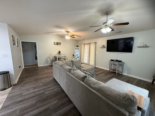 Photo - Charming 3 bedroom, 2 bath house