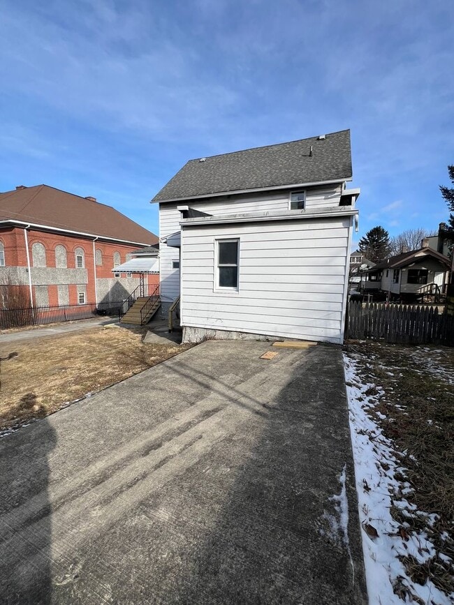 Photo - 734 E Locust St Unit Lower