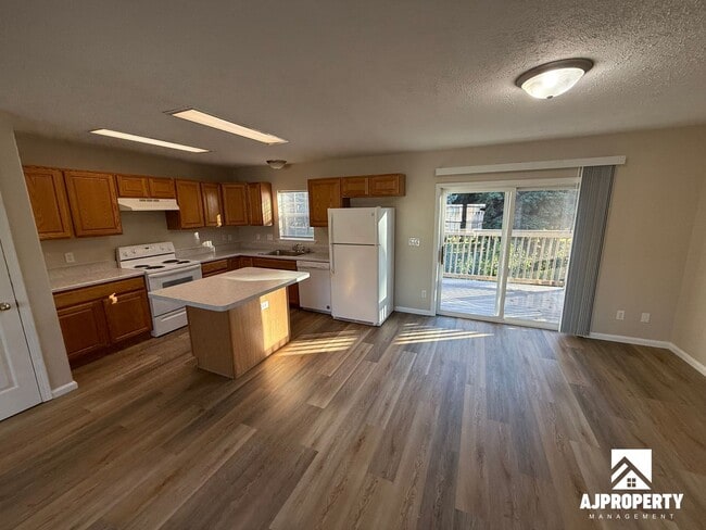 Building Photo - 931 S Newcomb Ave Unit #04