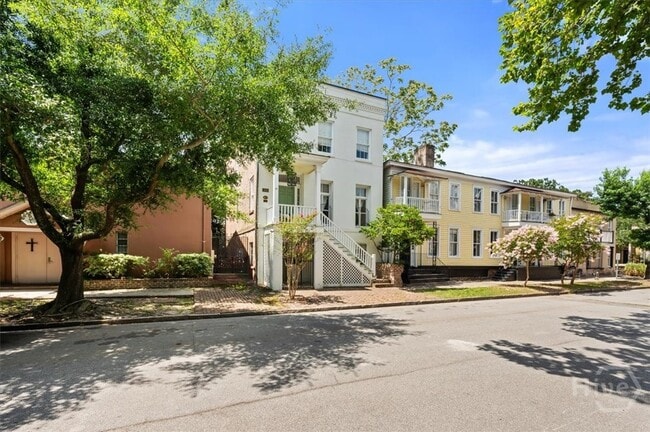Building Photo - 205 W Huntingdon St Rental