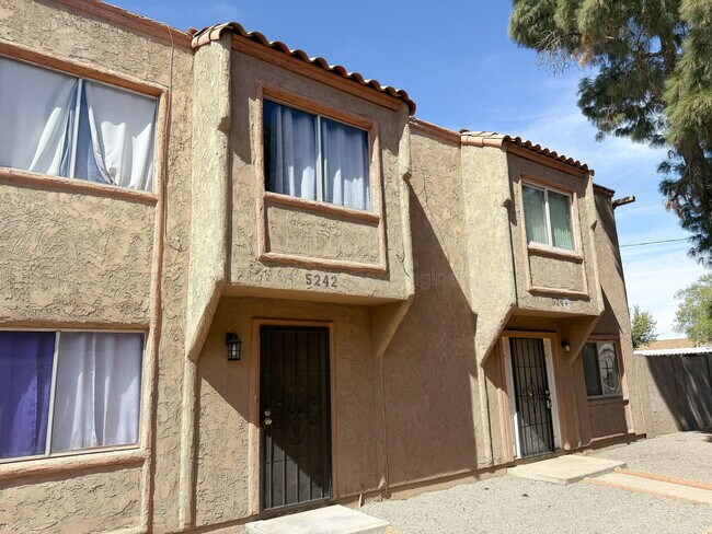 Photo - 5244 W Lynwood St