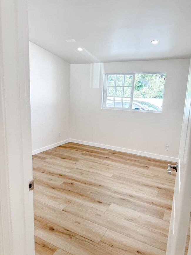 Pool and high ceilings, fully refurbished. - Pool and high ceilings, fully refurbished. Unit Front House